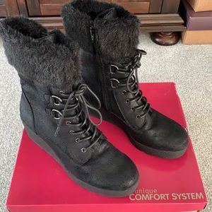 Women’s aerosoles black boots with fur. New. Worn only once!